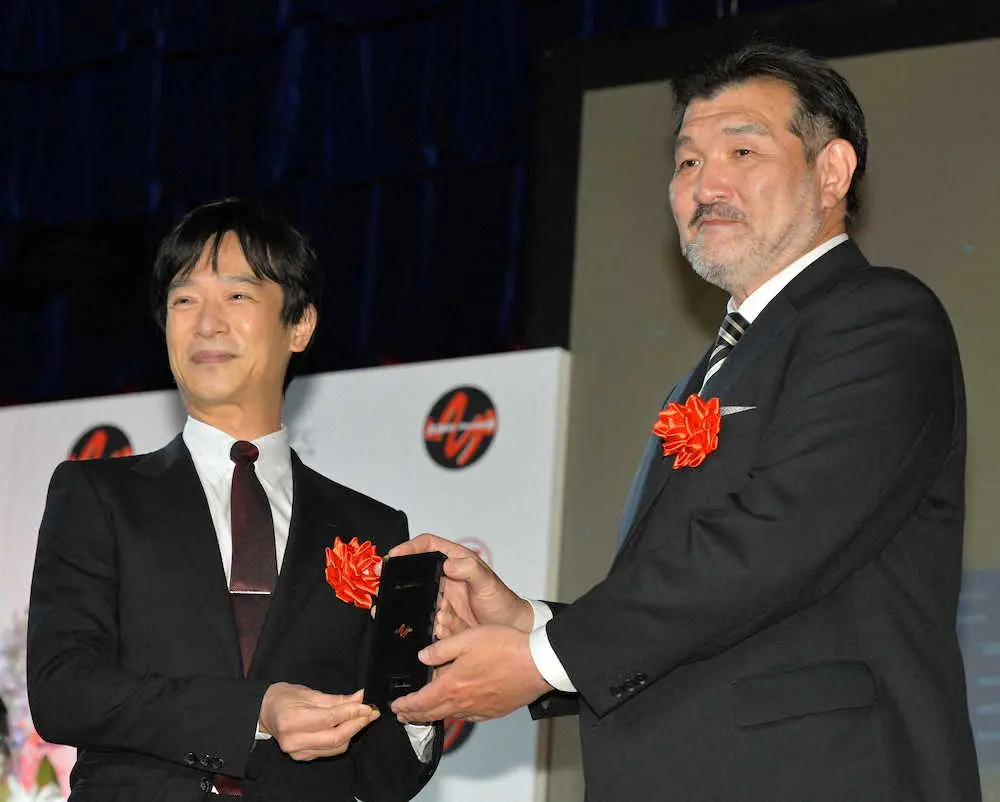 「第26回AMDアワード」授賞式に出席した堺雅人（左）とTBS福澤克雄プロデューサー