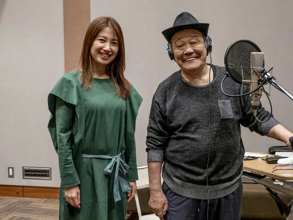 映画「いのちの停車場」応援歌のレコーディングで作曲の村治佳織と笑顔を見せる西田敏行