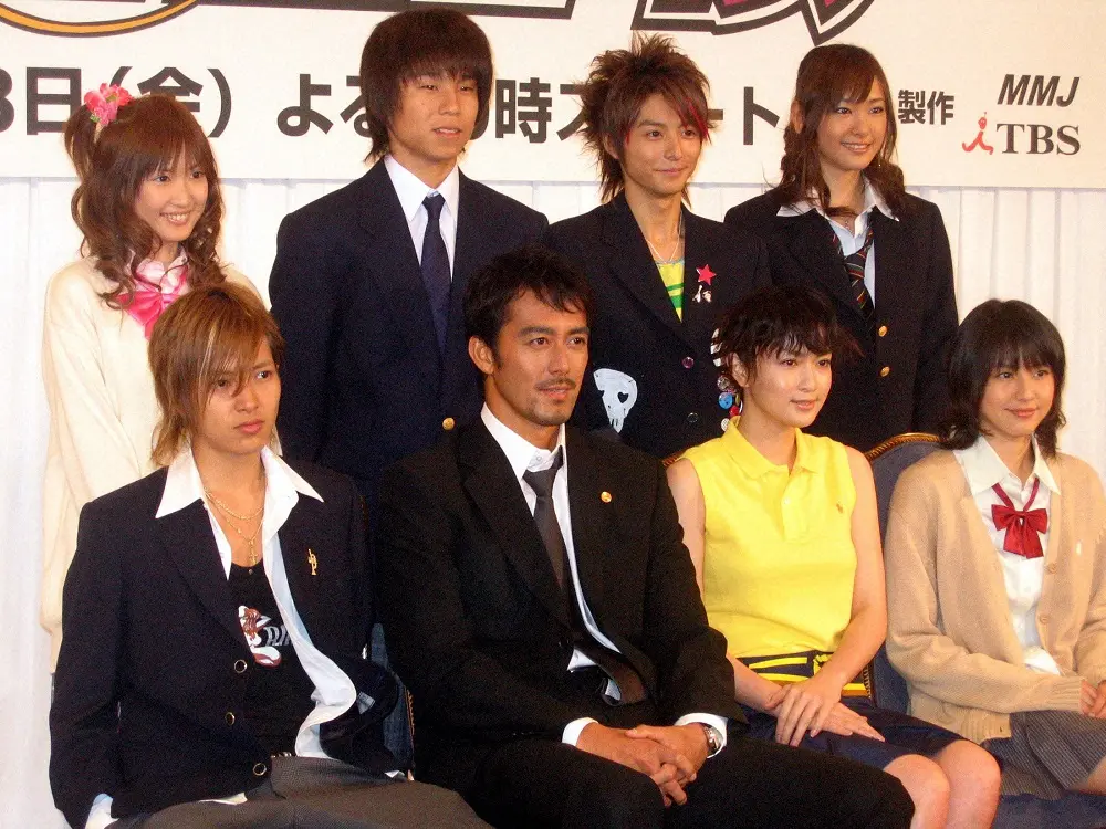 「ドラゴン桜」前作の制作発表に出席した（前列左から）山下智久、阿部寛、長谷川京子、長沢まさみ（後列左から）サエコ、中尾明慶、小池徹平、新垣結衣（2005年6月撮影）
