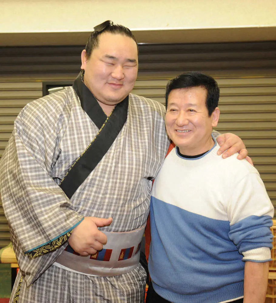 現役時代の朝青龍（左）と笑顔で記念撮影する神田川俊郎さん