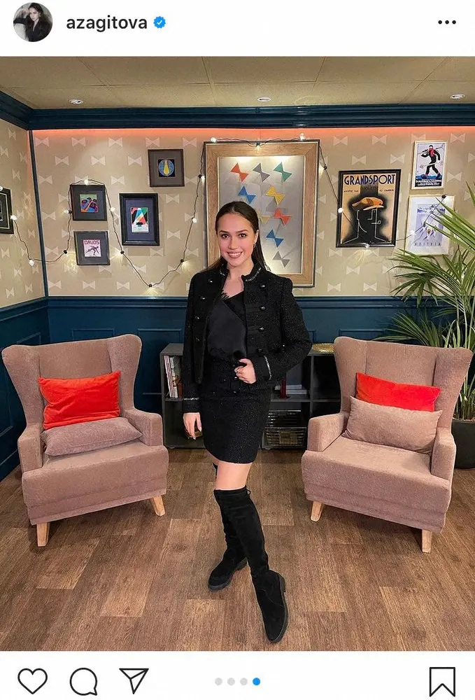 【画像・写真】ザギトワ　全身黒のミニワンピとニーハイで“大人コーデ”披露