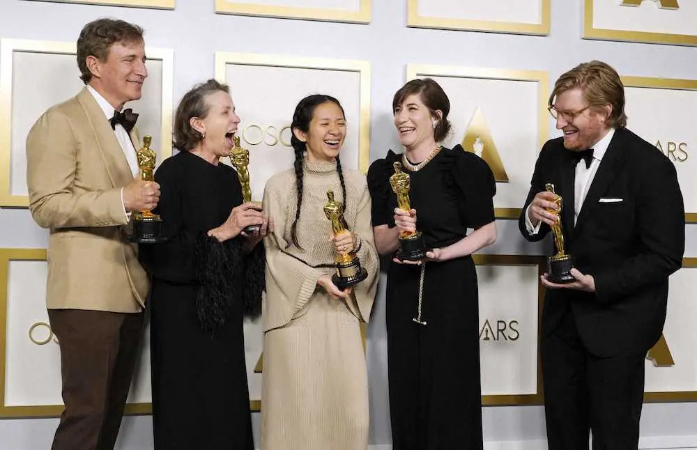 第93回米アカデミー賞で作品賞を受賞した「ノマドランド」のチーム。クロエ・ジャオ監督（中央）、主演女優賞を受けたフランシス・マクドーマンド（左から2人目）ら（AP）