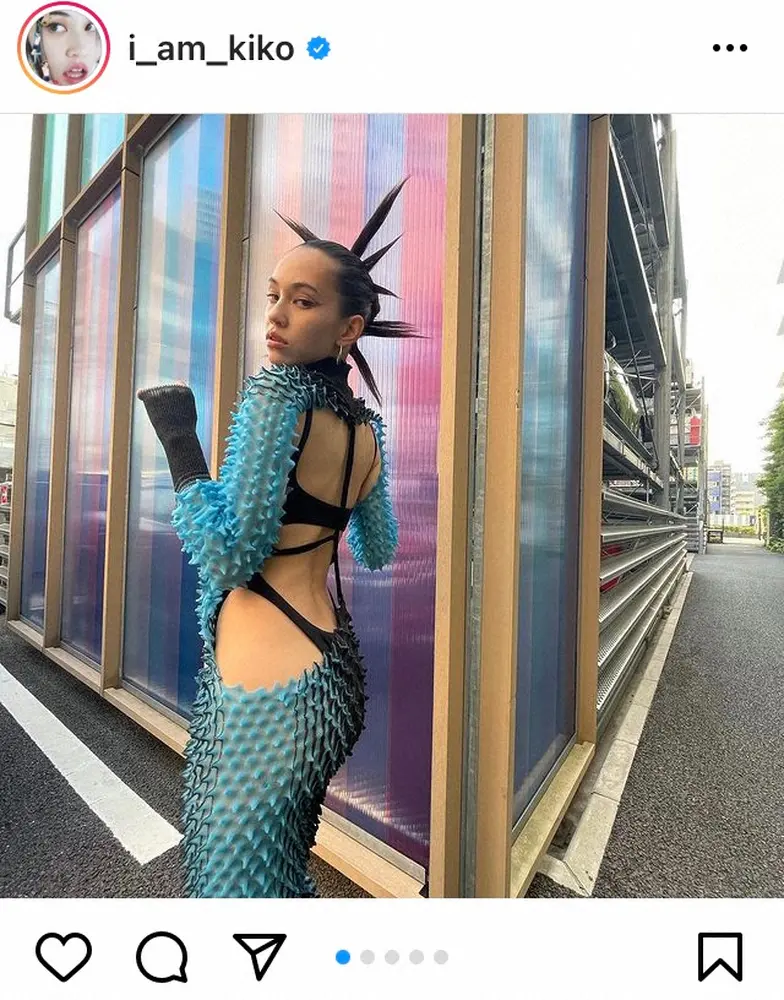 【画像・写真】水原希子　背中から腰までざっくり…奇抜ヘア＆大胆ドレス姿に「人魚みたい」「自由の女神」