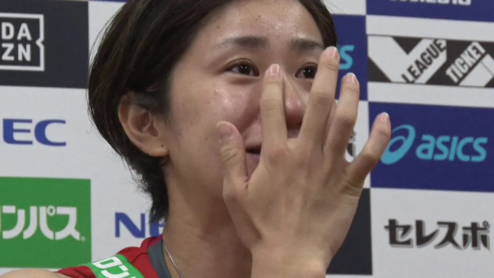 バレーボール女子日本代表・長岡は復帰戦後の会見で涙を流す（C）TBS