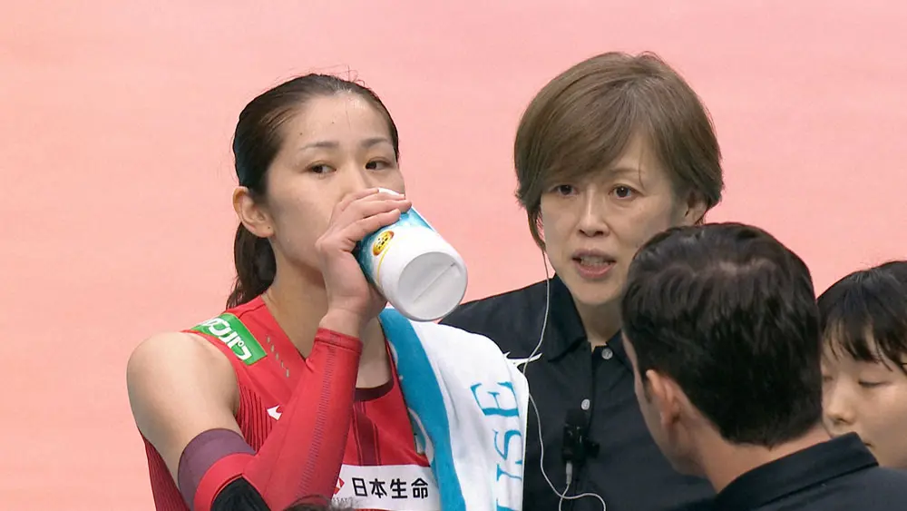 バレーボール女子日本代表・長岡（左）の復帰を信じて待っていた日本代表・中田監督（C）TBS