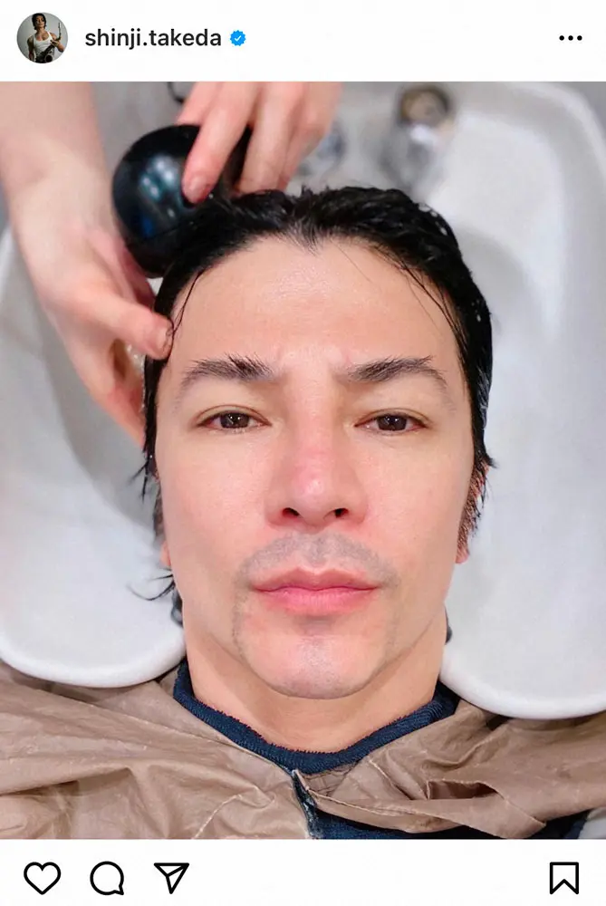 【画像・写真】武田真治　金髪から黒髪に戻したシャンプー中のドアップ写真に「凛々しい」「若返りましたね」の声