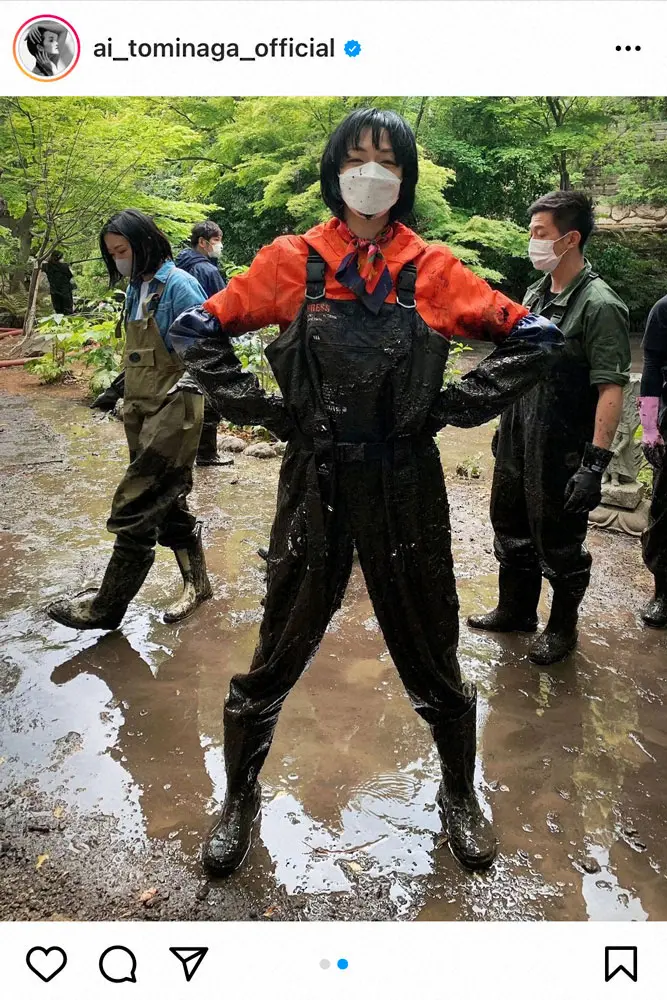 【画像・写真】冨永愛　「池の水…」作業着姿に「さすがの着こなし」「スタイルが良すぎる」「スタイルハンパない」の声