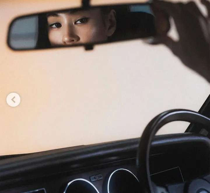 【画像・写真】水原希子　旧車とのミニスカ2ショットに「117クーペ？」「歴史あるクルマともマッチ」「色っぽい」