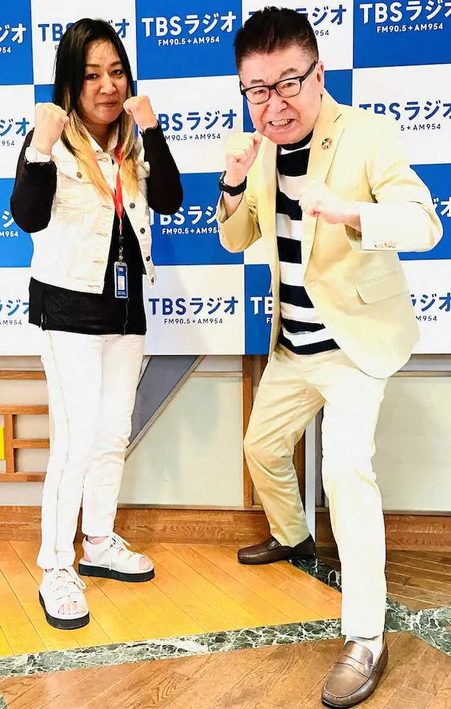 収録後にファイティングポーズを取るジャガー横田（左）と生島ヒロシ