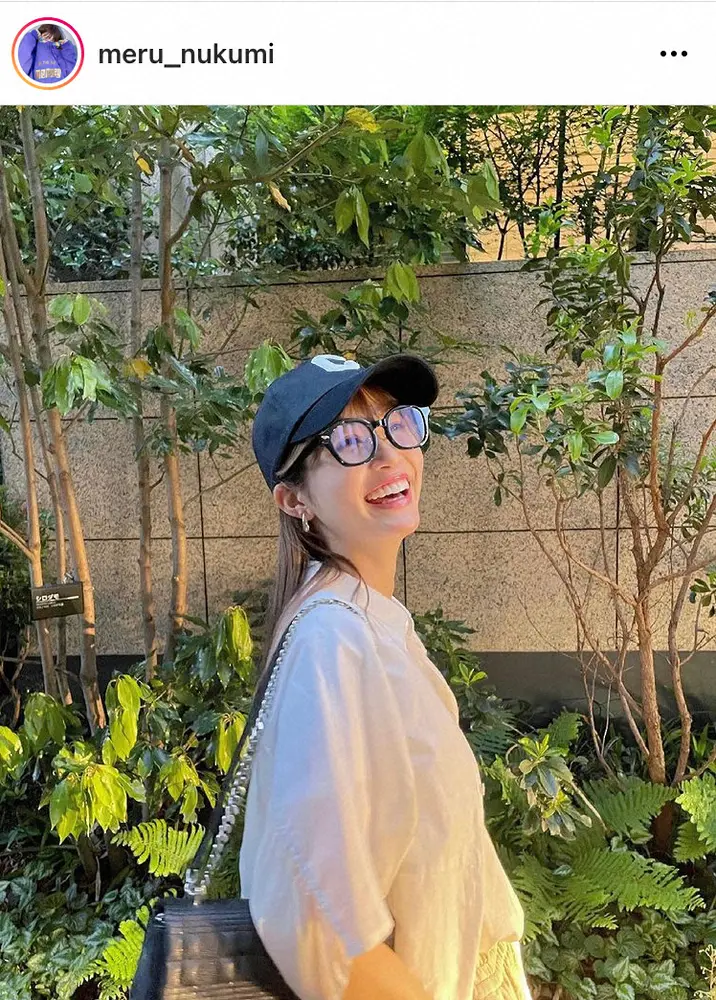 【画像・写真】めるる　太ぶち眼鏡で笑顔の私服ショットに「アラレちゃんみたい」「メガネめるるも可愛い」