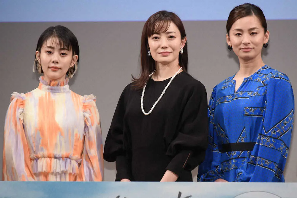 映画「明日の食卓」完成報告会に出席した（左から）高畑充希、菅野美穂、尾野真千子