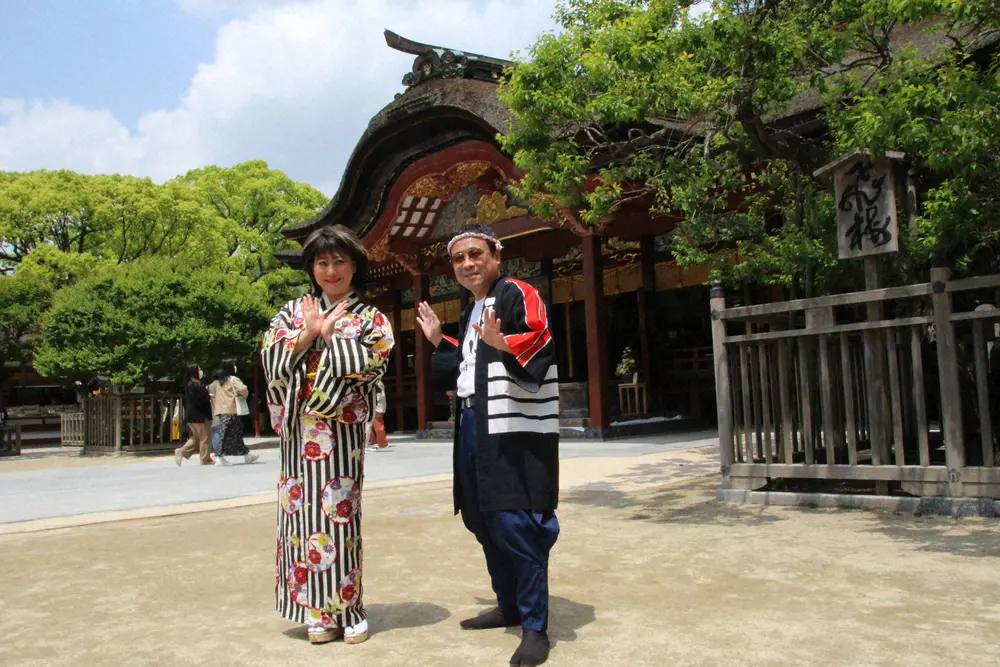 博多座で開催する50周年記念公演の成功祈願で太宰府天満宮を訪れた水谷千恵子（左）、八公太郎