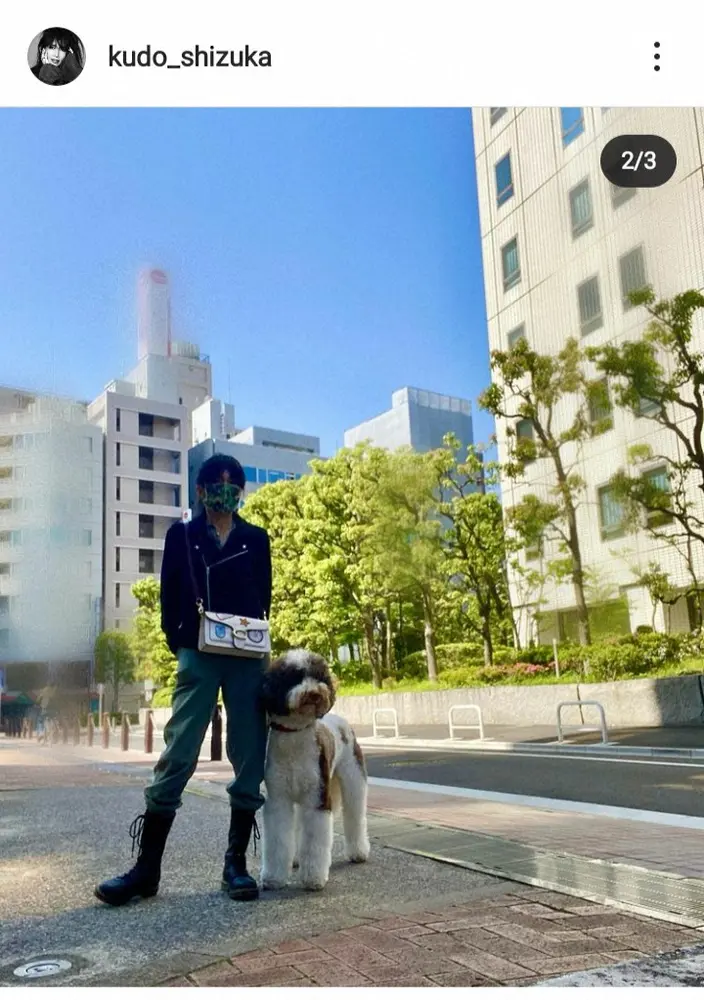 【画像・写真】工藤静香　カジュアルライダースの愛犬お散歩コーデに反響「めちゃくちゃカッコイイ」「若い」