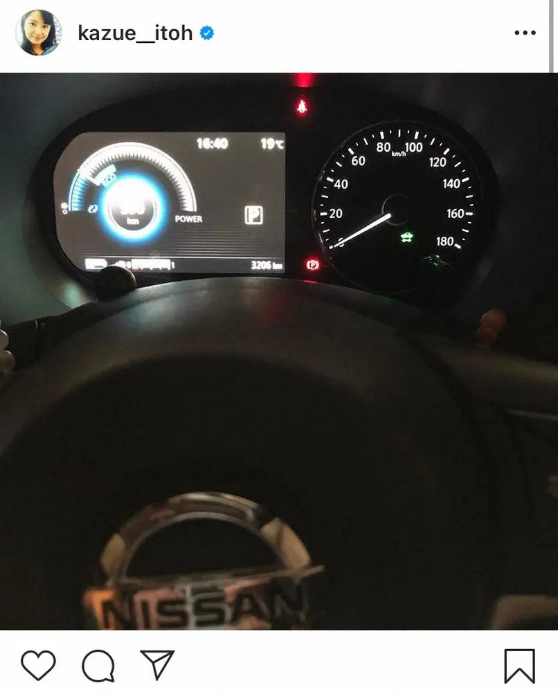 【画像・写真】伊藤かずえ　愛車“シーマ”代車に「だんだん愛着が」　近代的パネル披露にファンは「どちらもお似合い」　