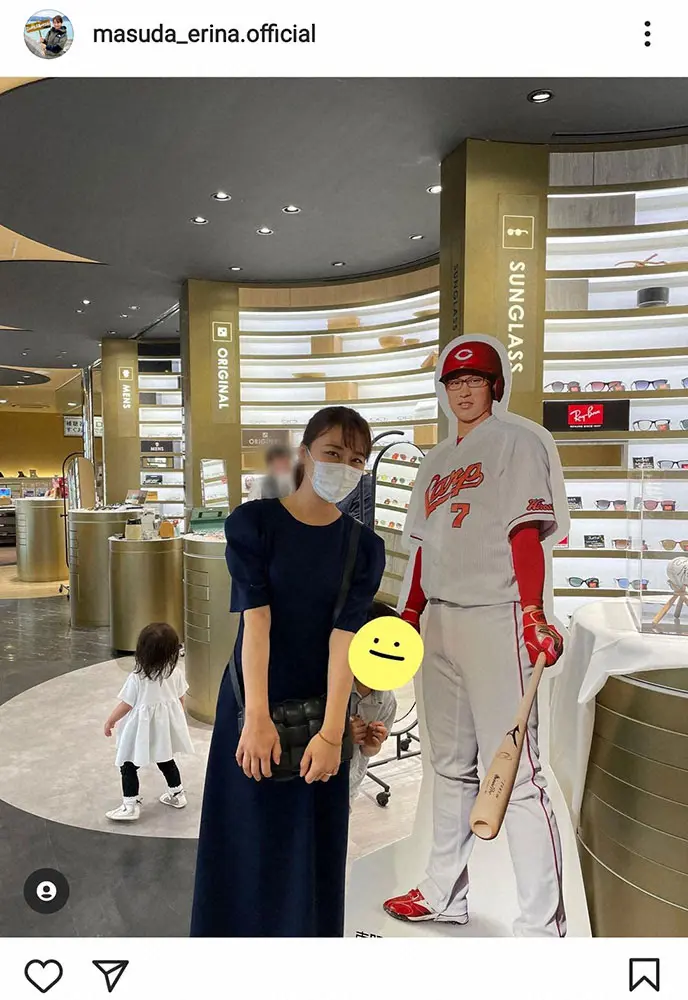 【画像・写真】枡田絵理奈アナ「眼鏡市場広島本店でパパ発見」　大好きな夫の等身大パネルに寄り添い笑顔