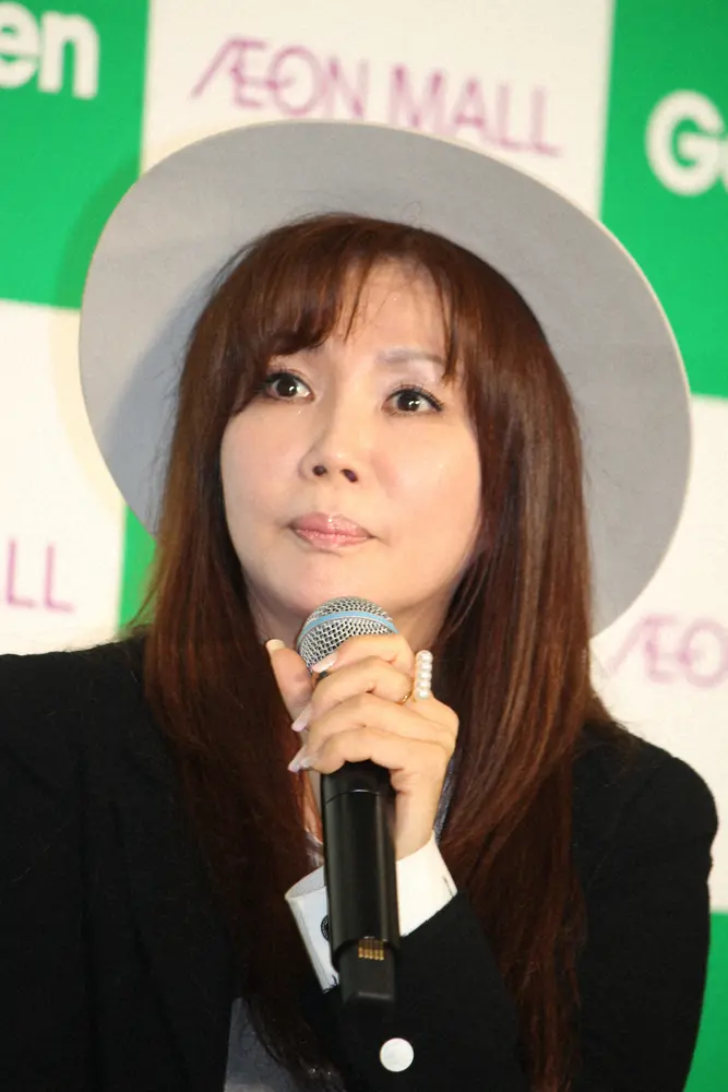 小川菜摘 母の日は夫 浜田雅功らと家族団らん 次男からの贈り物は血まみれの 母のツボ押さえてる スポニチ Sponichi Annex 芸能