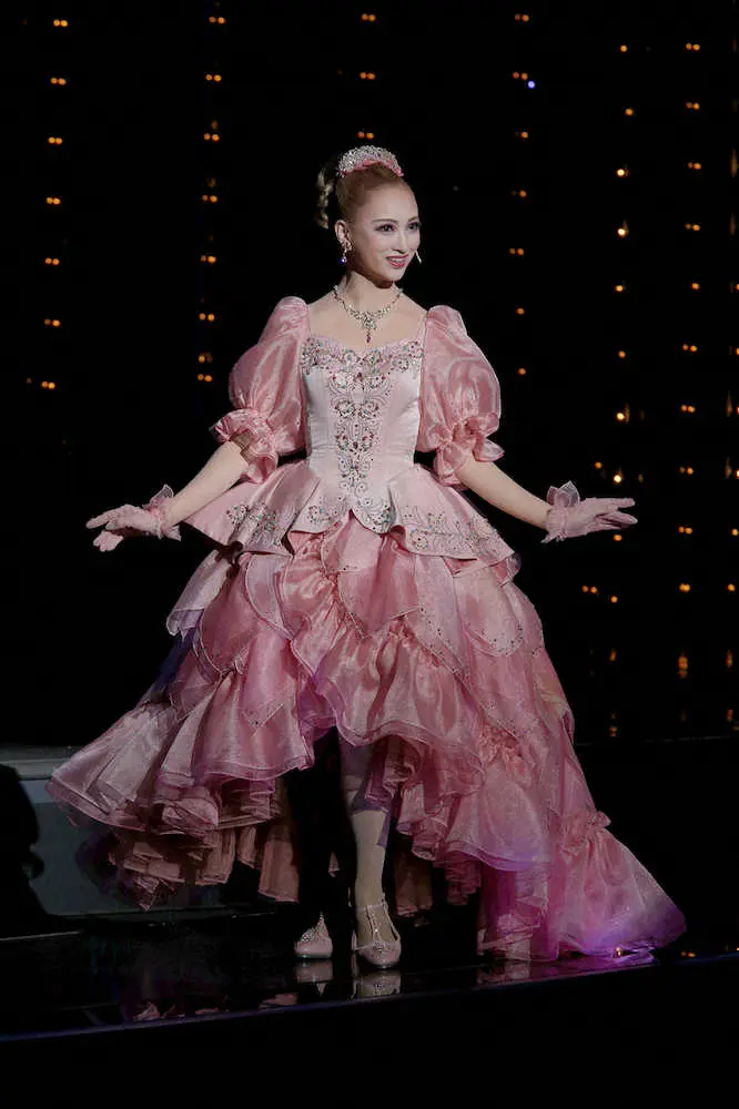 新型コロナウイルス感染症の影響で無観客の中、サヨナラショーで歌い踊る花組トップ娘役の華優希（C)宝塚歌劇団