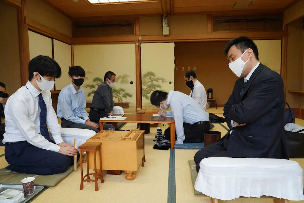 【画像・写真】藤井2冠　B級1組順位戦開幕局で三浦九段と対局　戦型は横歩取り　単独2位の順位戦連勝記録22に挑む