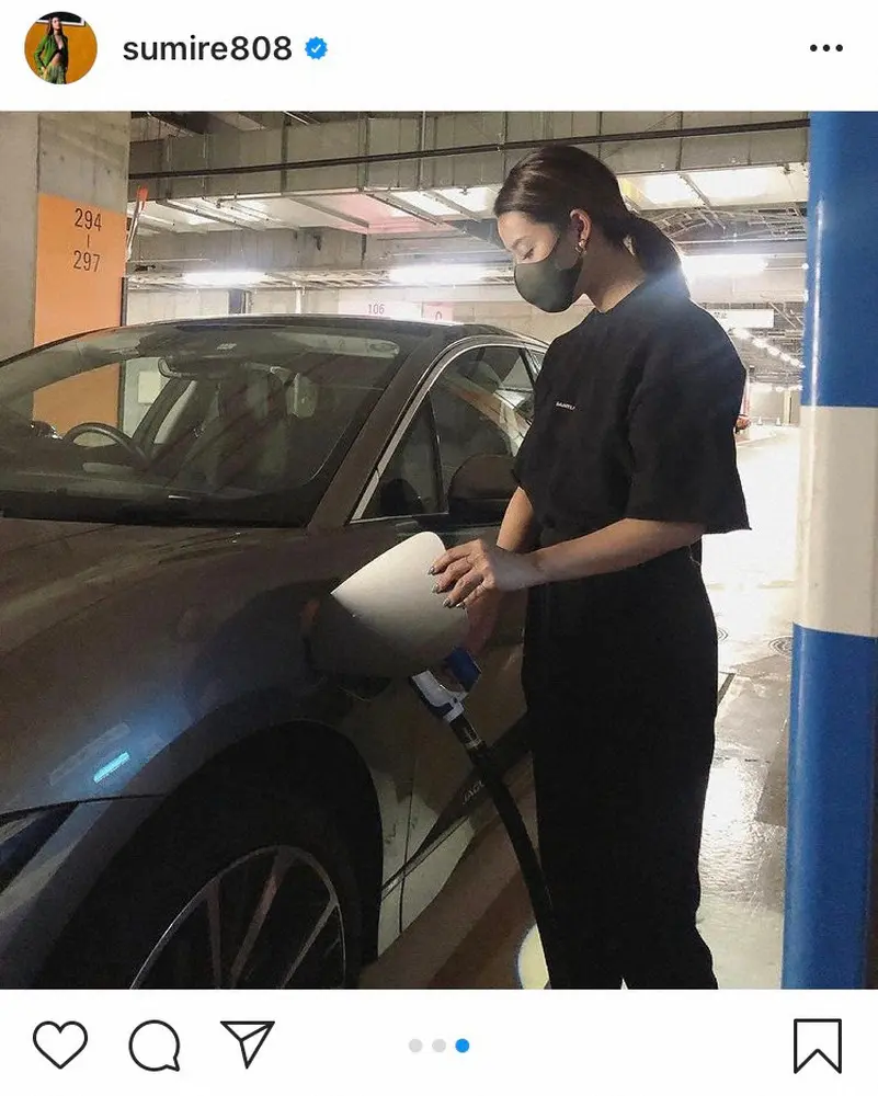 【画像・写真】すみれ　英高級車ジャガーとの2ショット　ファン「車のセンスがいい」「カッコイイ車が似合う」