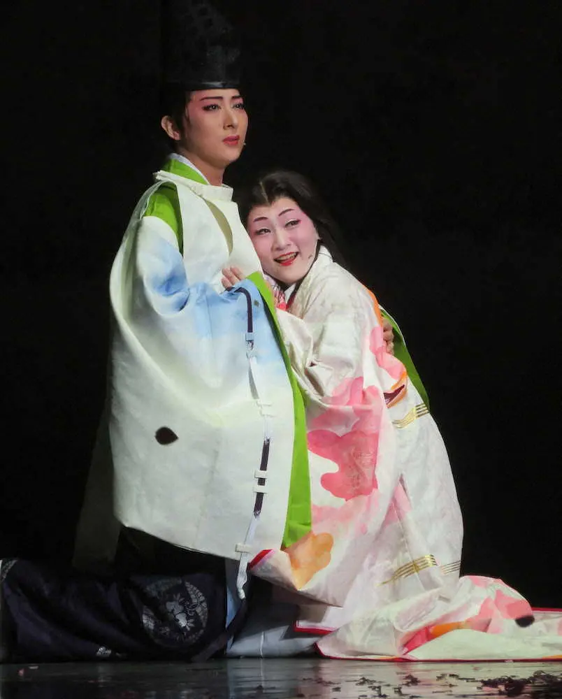 宝塚大劇場でサヨナラ公演「桜嵐記/Dream　Chaser」をスタートさせた（左から）月組トップスター珠城りょう、美園さくら