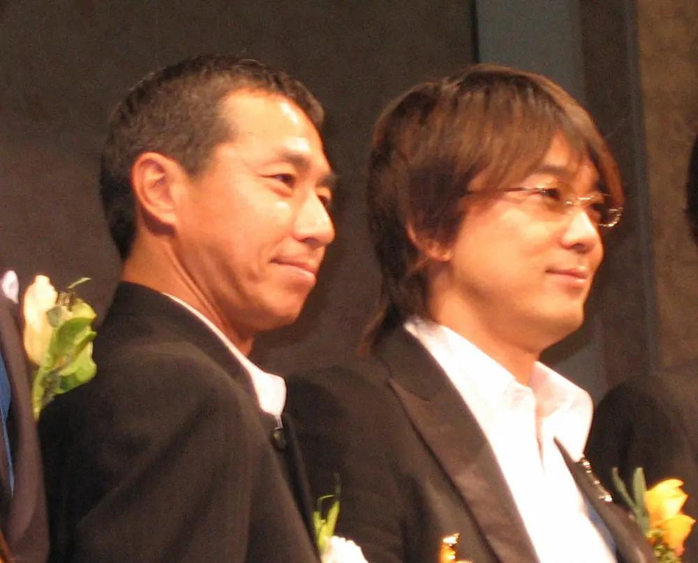 「イエローリボン賞（ベスト・ファーザー）」を受賞した柳葉敏郎（左）と橋下徹弁護士（2006年）