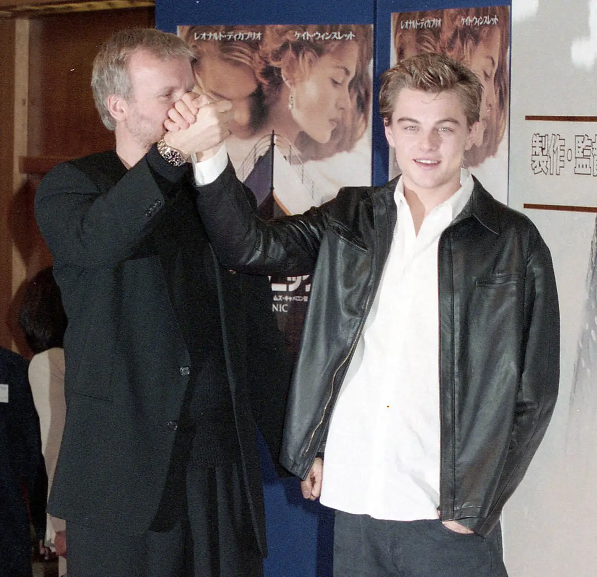 俳優のレオナルド・デカプリオ（右）とジェームス・キャメロン監督（1997年撮影）