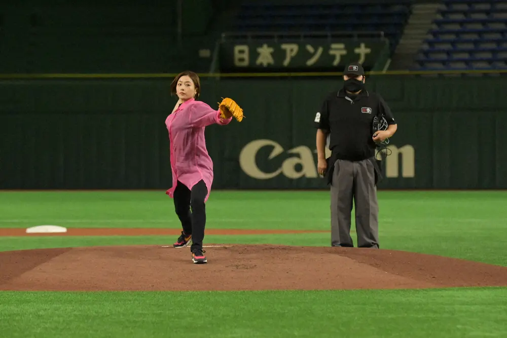 【画像・写真】石原さとみ「メチャクチャ練習したのに！」7年連続始球式もノーバンならず　すっきりショートボブも披露