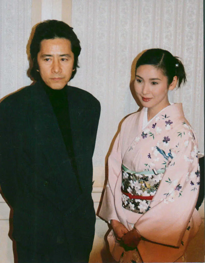 1998年11月、テレビ朝日の時代劇シリーズスペシャル「眠狂四郎」に出演した田村正和さん（左）と黒木瞳