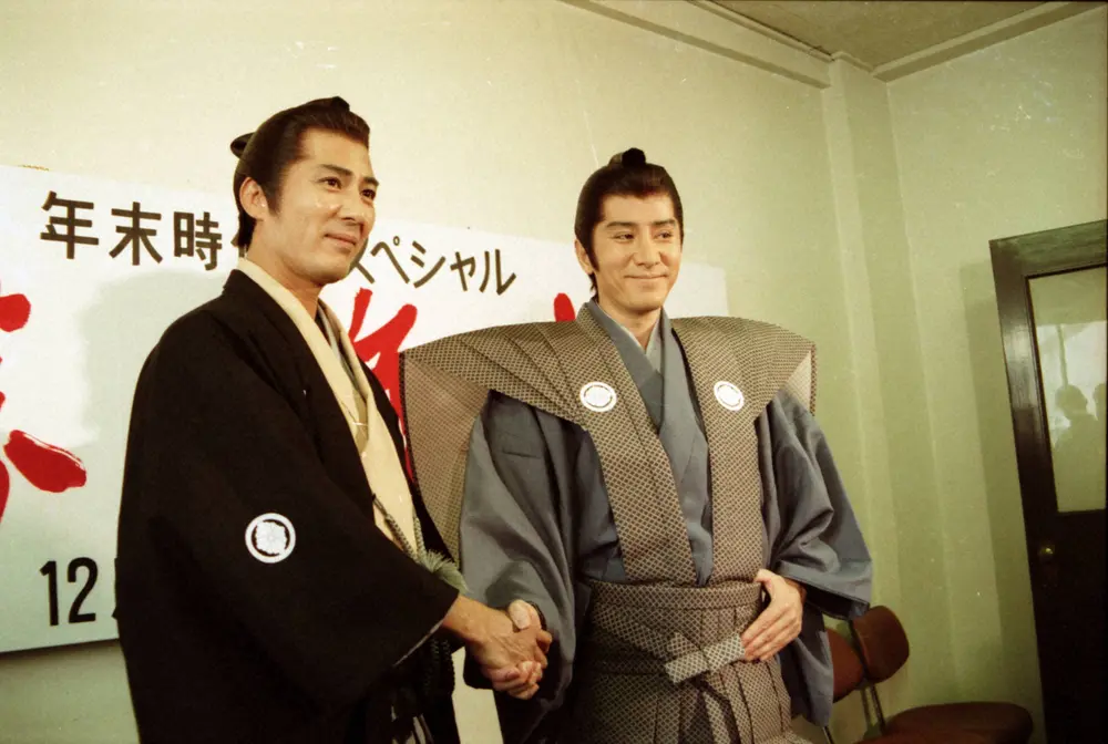 1990年、兄・田村正和さん（右）と弟・田村亮の2ショット