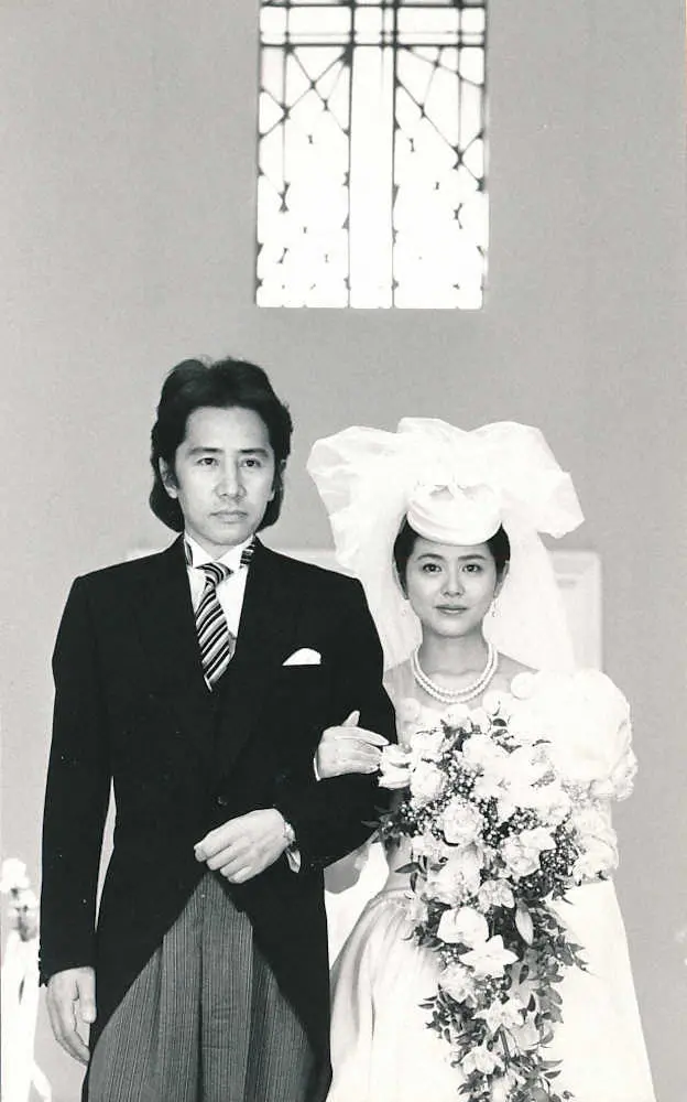 TBS「パパとなっちゃん」で小泉今日子（右）と共演した田村正和さん（撮影＝1991年5月）