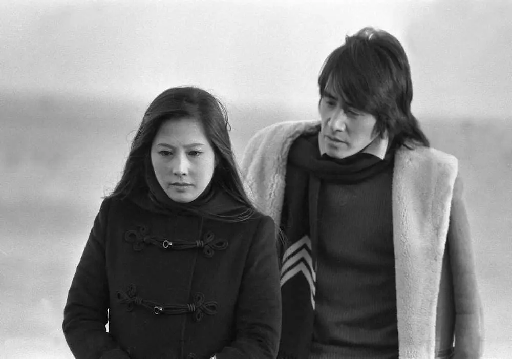 1976年12月、日本テレビ「悲曲」の函館ロケで、女優・大原麗子さん（左）と俳優・田村正和さん