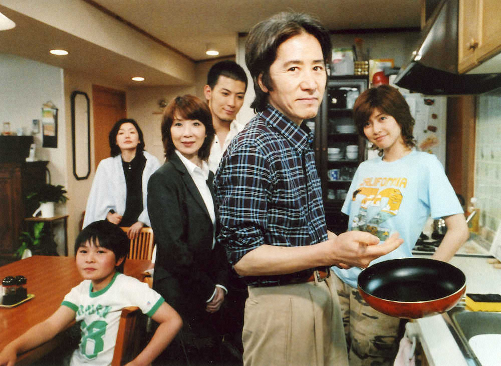 06年6月 毎日系 日曜劇場 誰よりもママを愛す で 専業主夫を演じる田村正和さん 右から2人目 スポニチ Sponichi Annex 芸能