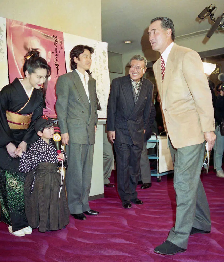 1993年1月、映画「子連れ狼」の試写会に来た巨人・長嶋監督を迎える出演者の（左から）若村麻由美、子役の荘田優志、田村正和さんと原作者の小池氏