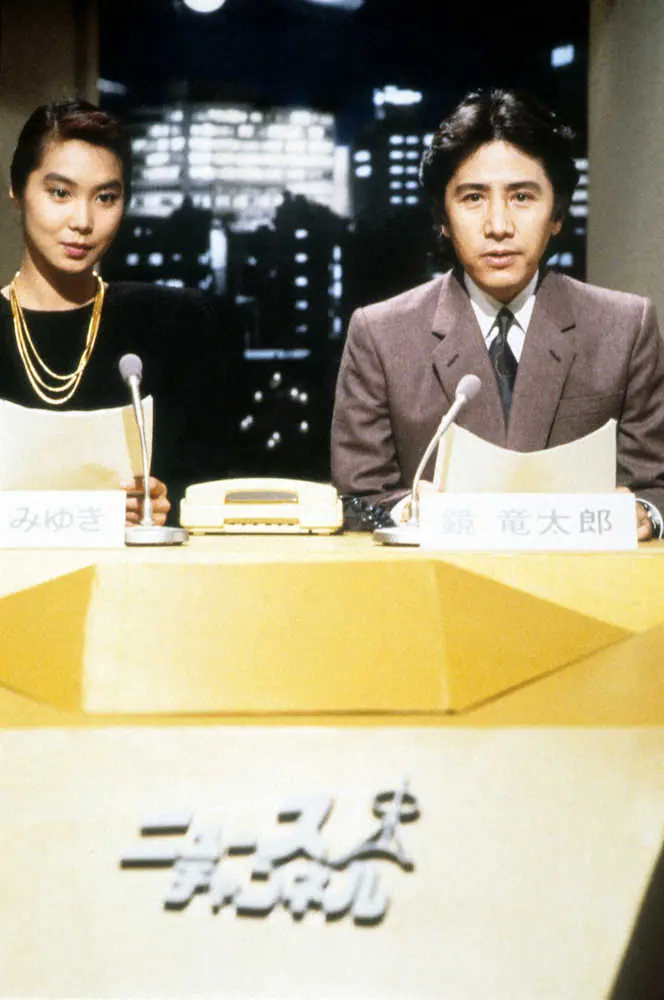 1987年のTBSドラマ「パパはニュースキャスター」の田村正和さん（右）と浅野温子（C）TBS