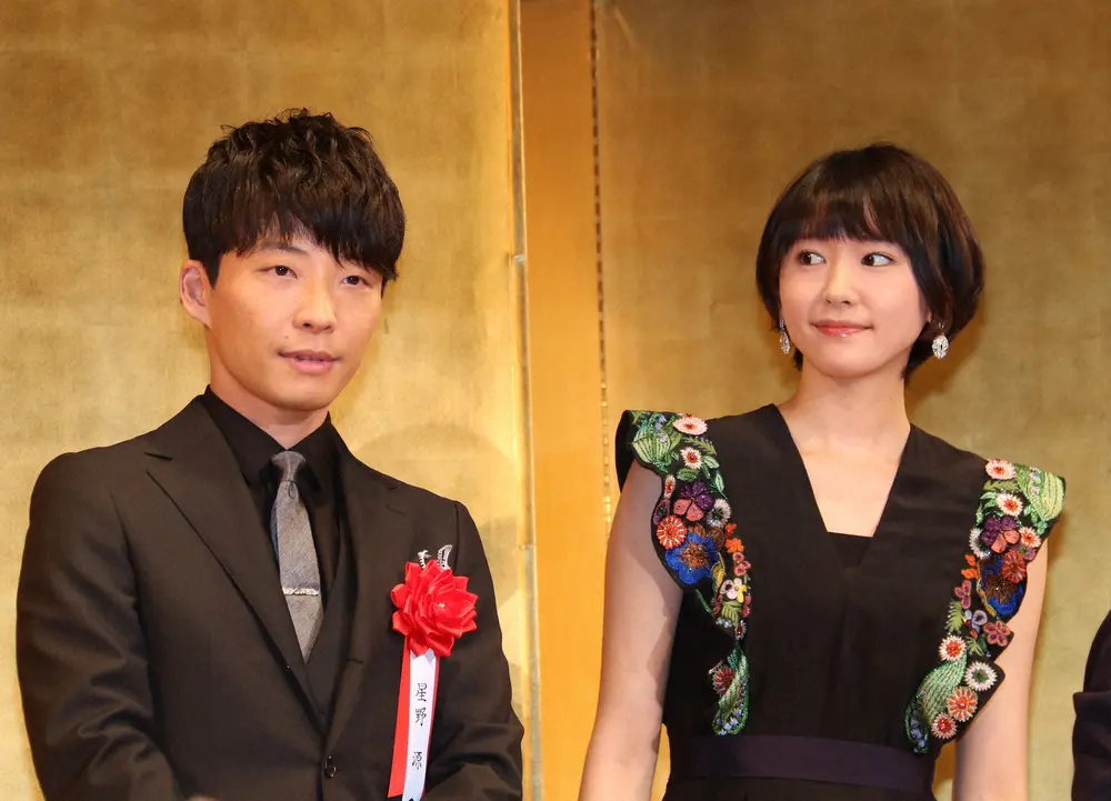 2017年、エランドール賞新人賞を受賞した星野源（左）を祝福する新垣結衣