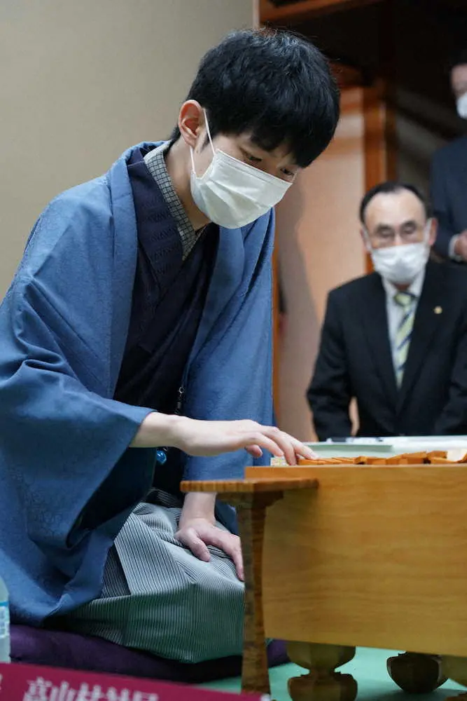 【画像・写真】名人戦　1日目午後は長考の応酬　斎藤八段は38手目に1時間32分　「西の王子」が人生初の封じ手