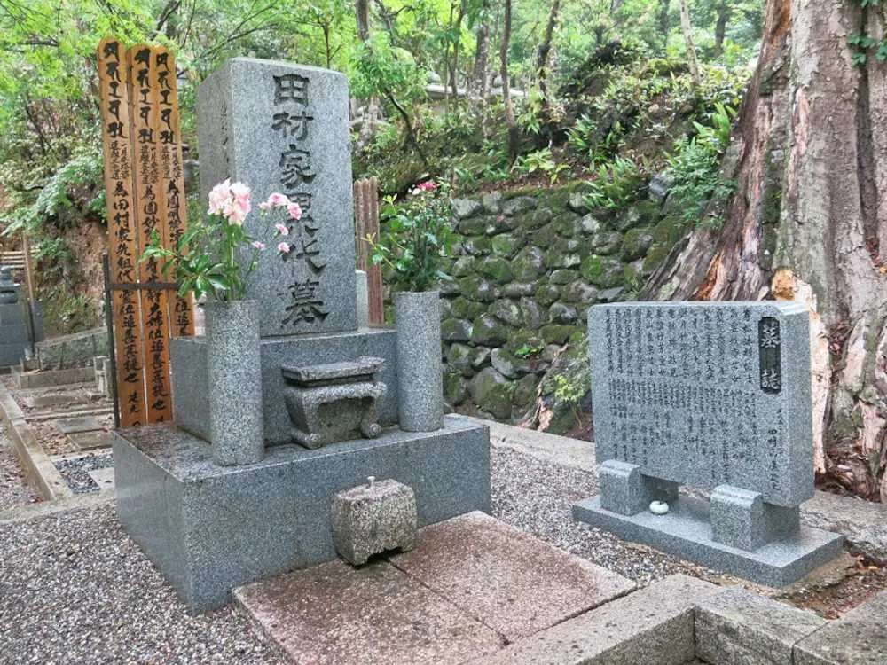 【画像・写真】田村正和さん、京都で撮影の合間にたびたび訪れた父の墓　二尊院の住職が悼む