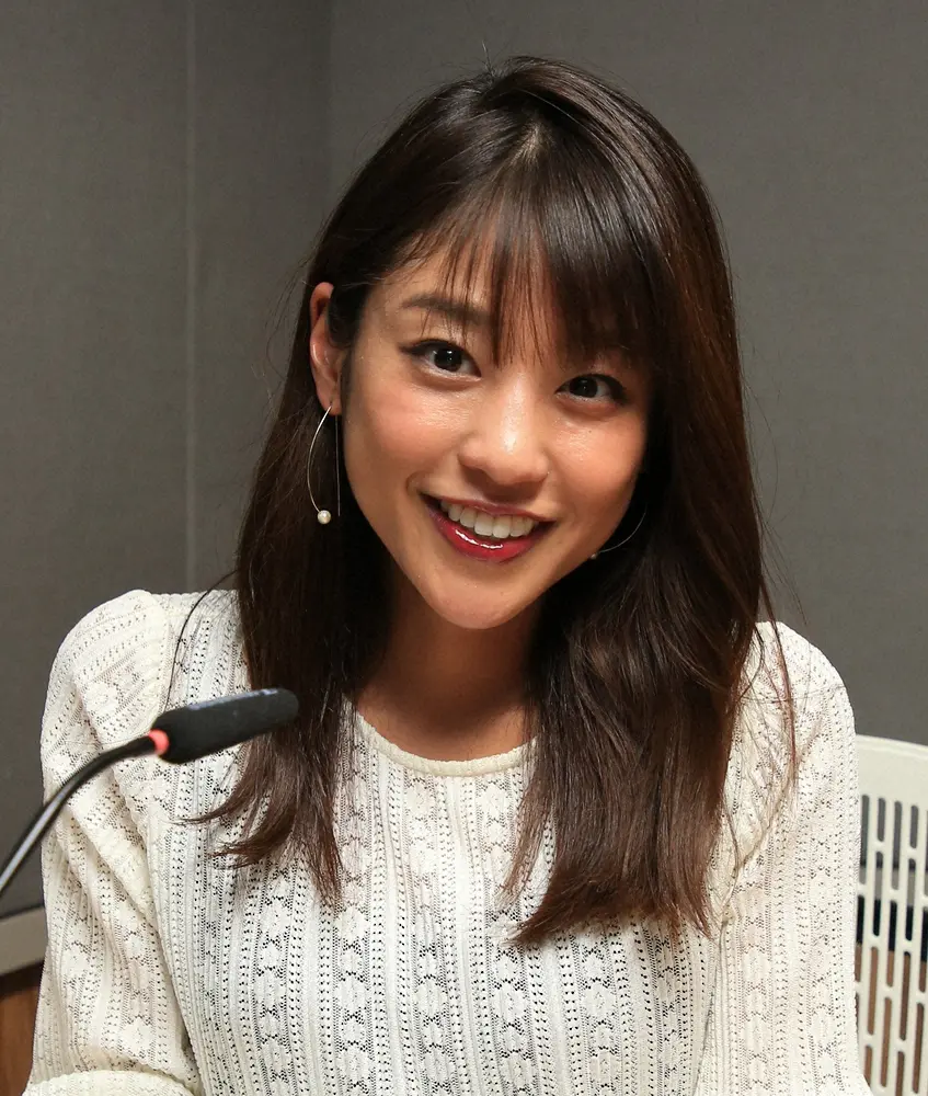 【画像・写真】岡副麻希、180度大開脚ポーズで「梅雨を乗り切りましょう」　柔軟ボディーに「すごい」「軟体動物？」