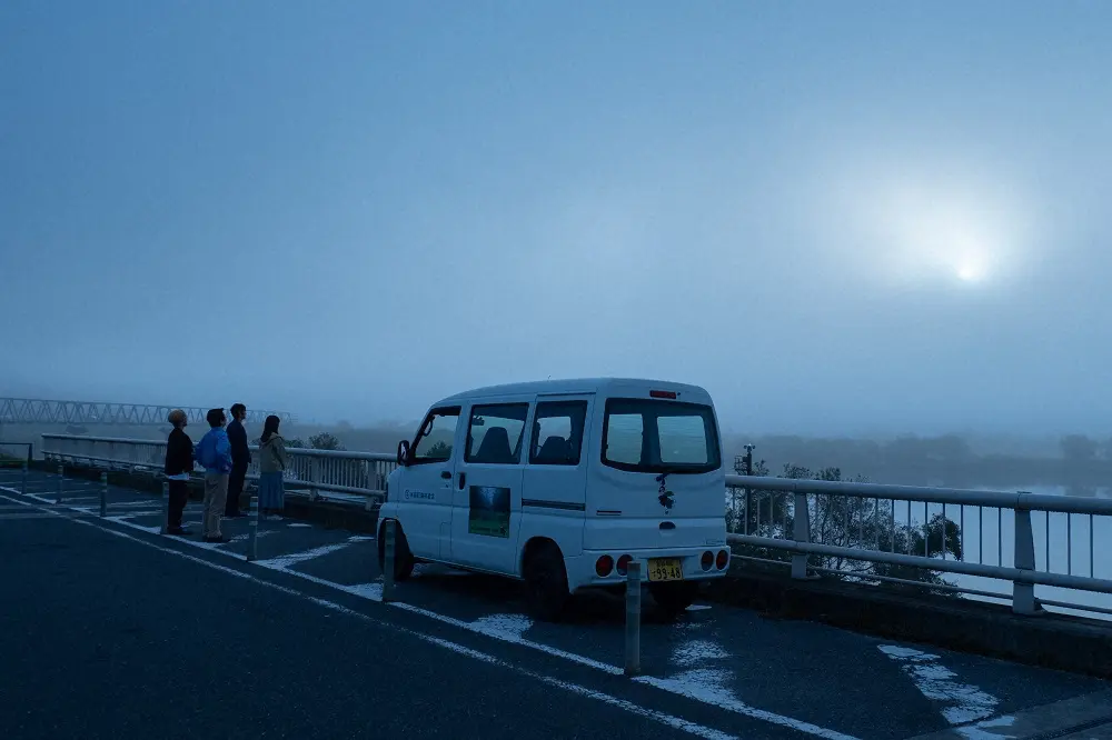 連続テレビ小説「おかえりモネ」第5話。北上川の移流霧を見つめる百音（清原果耶）たち（C）NHK