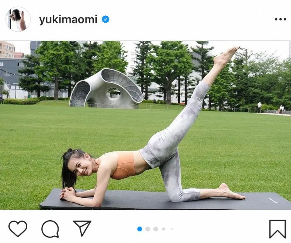 【画像・写真】優木まおみ　鮮やか緑の芝生の上でヨガポーズ披露　「とても心地良さそう」「スタイルいい!!」の声