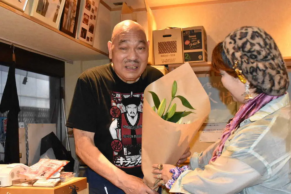 閉店となり、常連客からの花束を受け取る「キラー・カーン」こと小沢正志さん