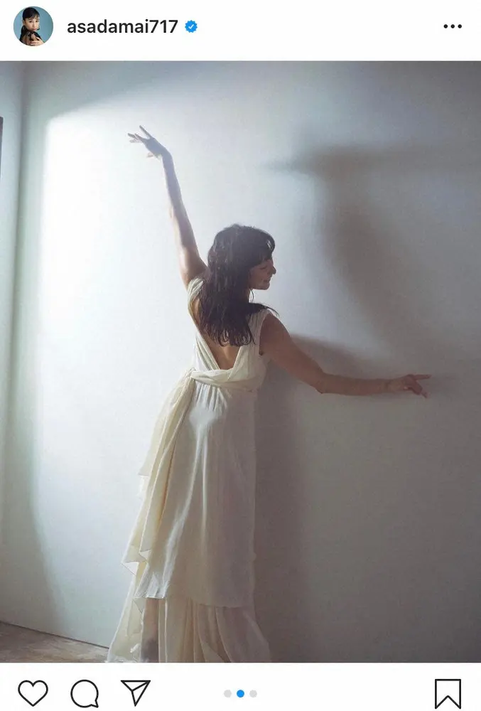 【画像・写真】浅田舞　ロングドレスで優雅にポージング披露　絶賛の声「神々しい」「ギリシャ神話の女神」「もはや芸術」