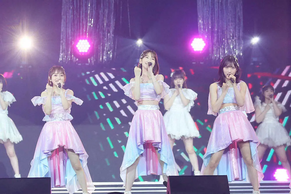 横浜市で単独コンサートを行ったAKB48（左から）向井地美音、柏木由紀、小栗有以（C）AKB48