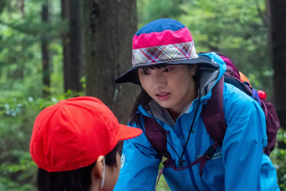 連続テレビ小説「おかえりモネ」第8話。小学生たちと山歩きと植林体験をしに来た百音（清原果耶）（C）NHK