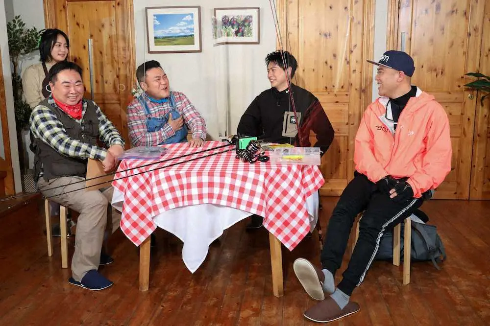ABCテレビ「ザキ山小屋」で爆笑トークする（左から）林加奈子、塚地武雅、山崎弘也、山下健二郎、ナダル