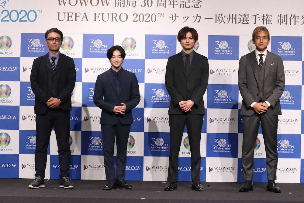 WOWOW「UEFA　EURO　2020　サッカー欧州選手権」製作発表記者会見に出席した（左から）野口幸司氏、知念侑李、薮宏太、稲本潤一（撮影・糸賀日向子）