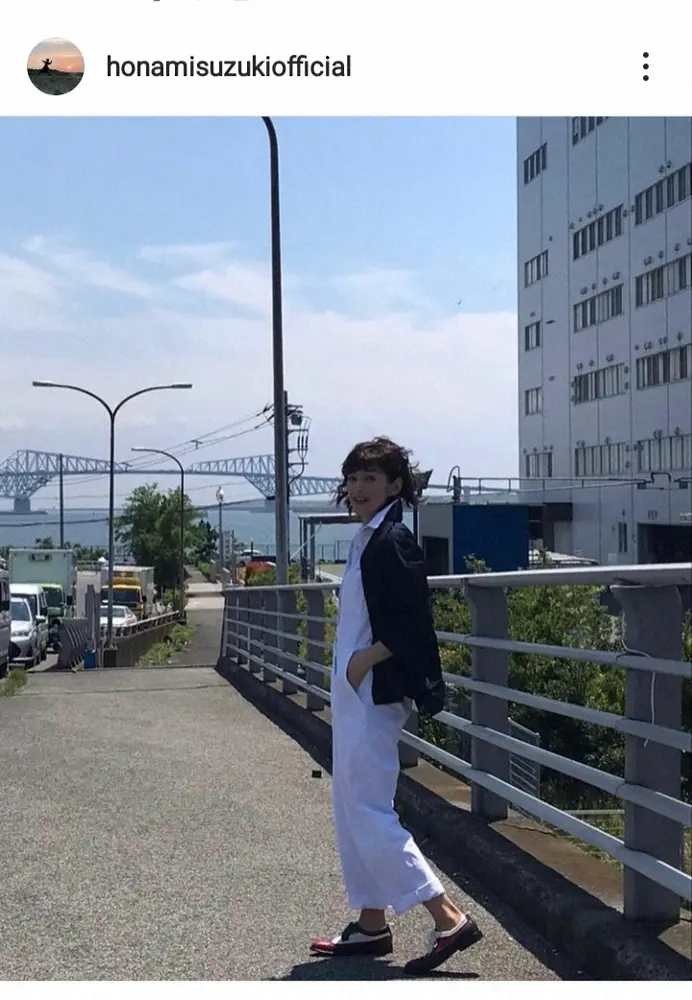 【画像・写真】鈴木保奈美　「最近のお気に入り」ホワイトデニムのつなぎコーデに反響「めっちゃオシャレ」「爽やか」