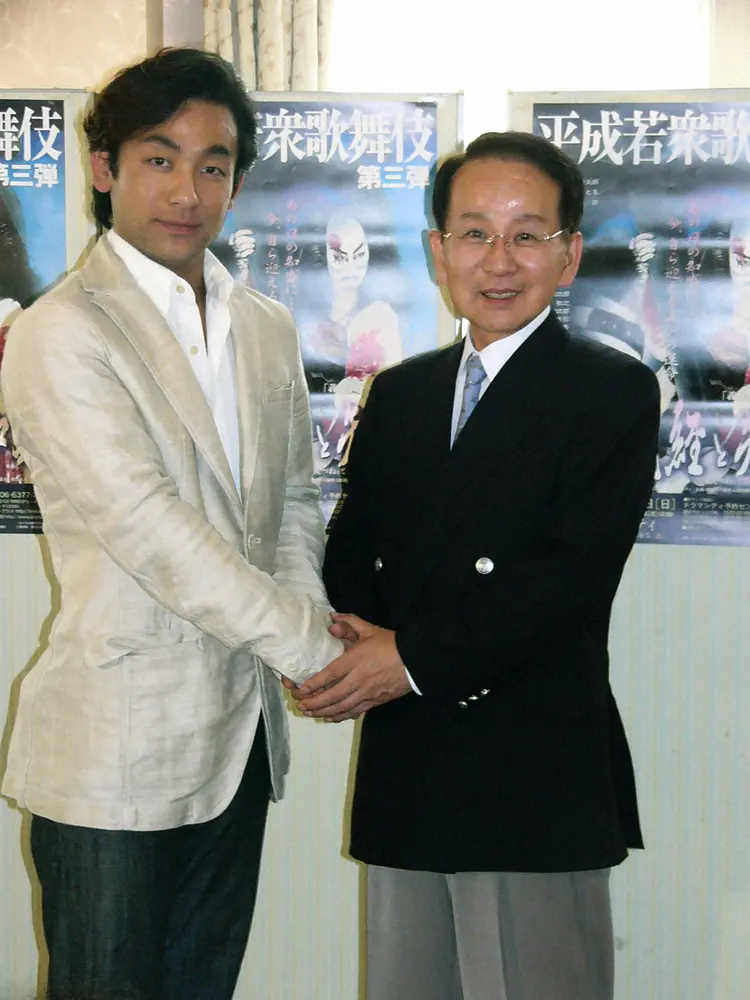 若手歌舞伎公演「平成若衆歌舞伎第三弾『義経と知盛』」の会見を行った歌舞伎俳優・片岡愛之助（左）と養父の片岡秀太郎さん（2004年撮影）