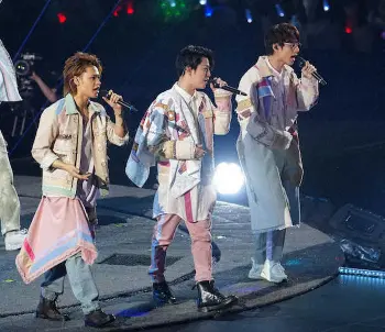 会場を盛り上げる 左から 上田竜也 亀梨和也 中丸雄一 撮影 会津 智海 スポニチ Sponichi Annex 芸能