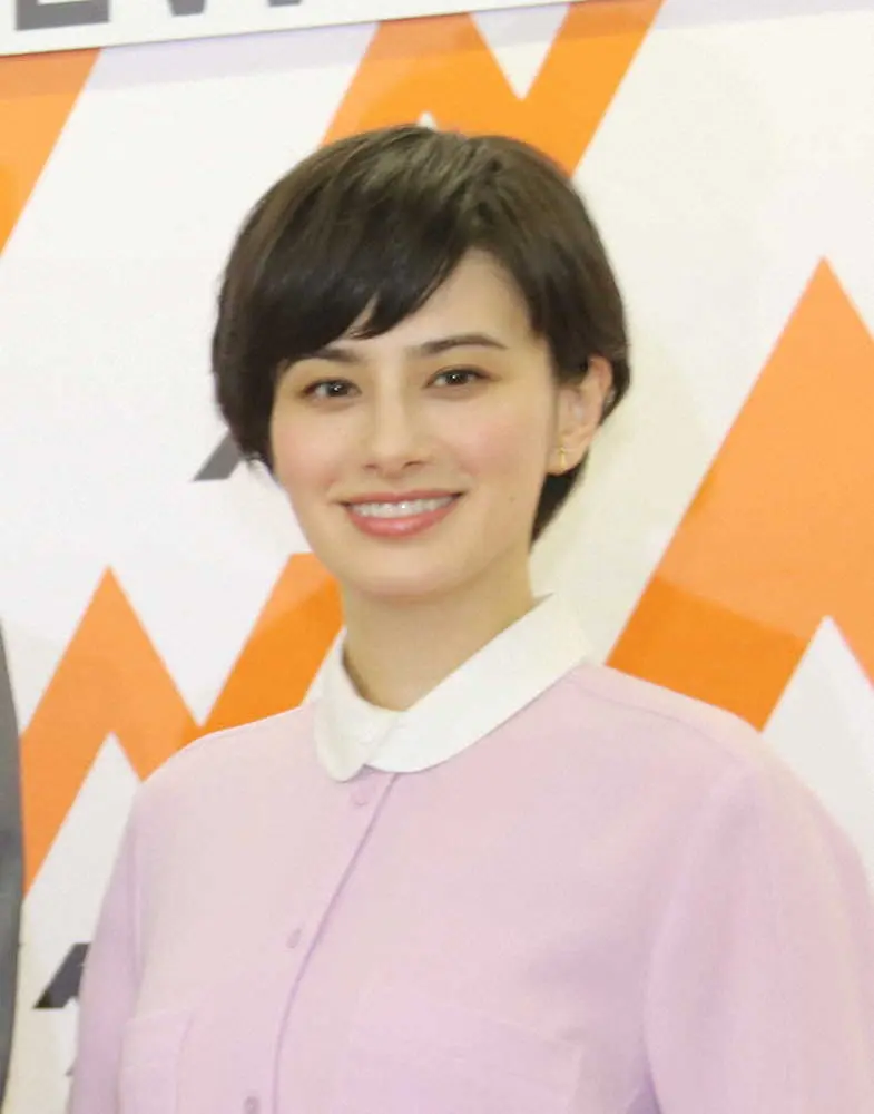 【画像・写真】ホラン千秋　お家で「お団子ヘア」披露に「破壊力抜群の可愛さ」「唇セクシー」「え？すっぴん！？」の声
